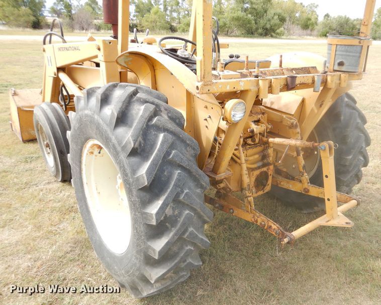 image for item DD4494 1967 International 2424 tractor