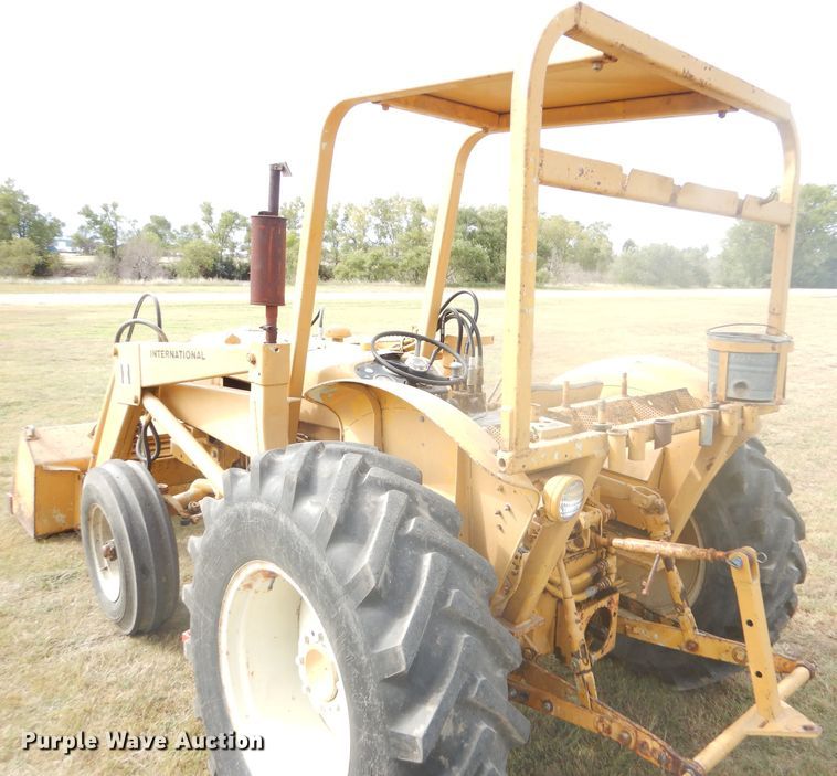 image for item DD4494 1967 International 2424 tractor