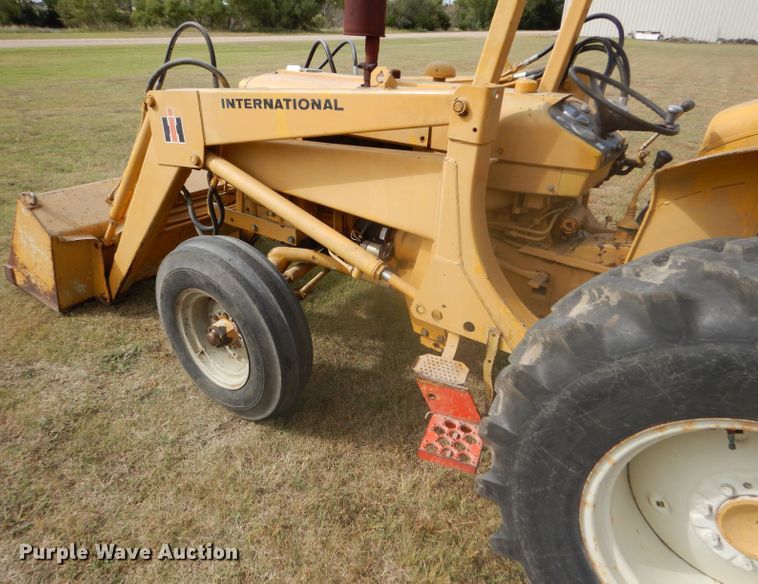 image for item DD4494 1967 International 2424 tractor