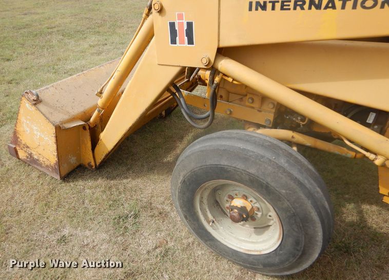 image for item DD4494 1967 International 2424 tractor