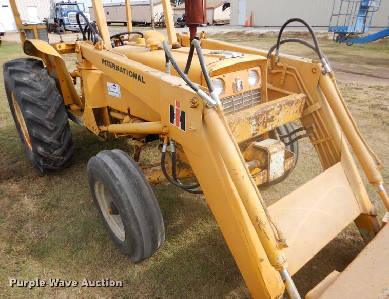 image for item DD4494 1967 International 2424 tractor