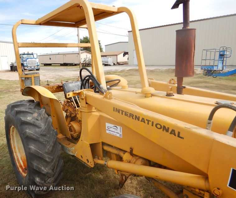 image for item DD4494 1967 International 2424 tractor