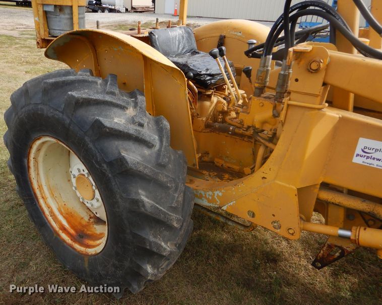 image for item DD4494 1967 International 2424 tractor