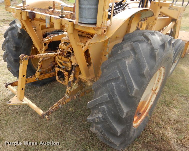 image for item DD4494 1967 International 2424 tractor