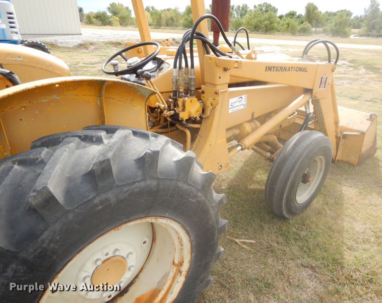 image for item DD4494 1967 International 2424 tractor