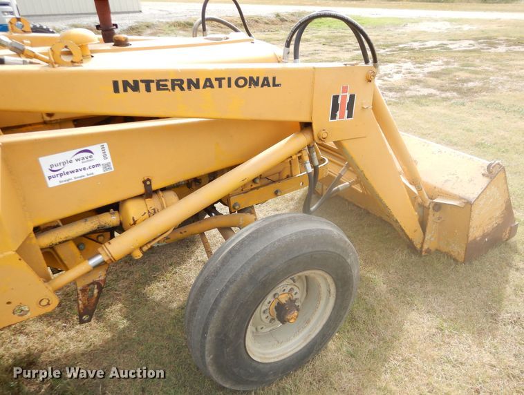 image for item DD4494 1967 International 2424 tractor