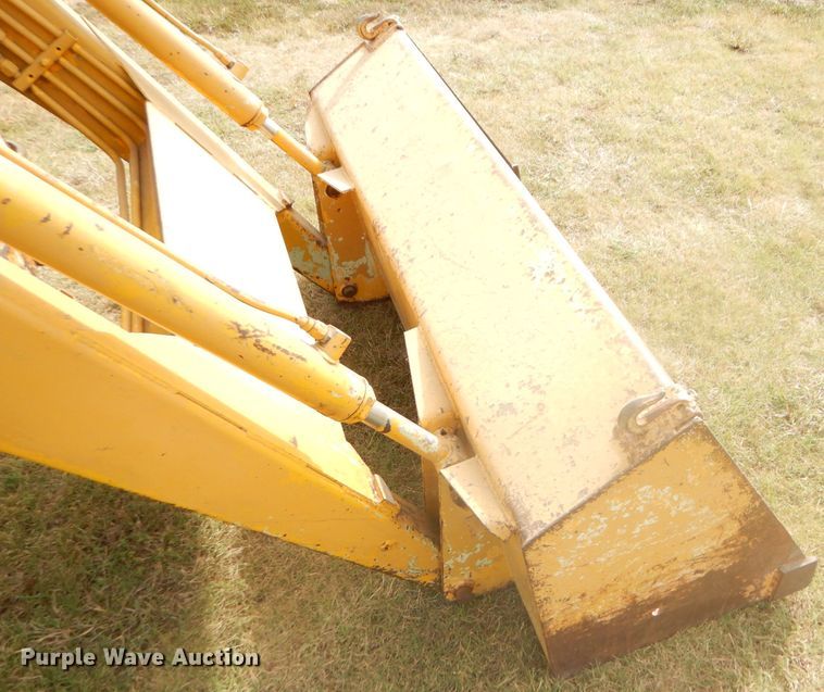 image for item DD4494 1967 International 2424 tractor