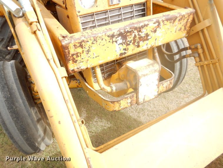 image for item DD4494 1967 International 2424 tractor