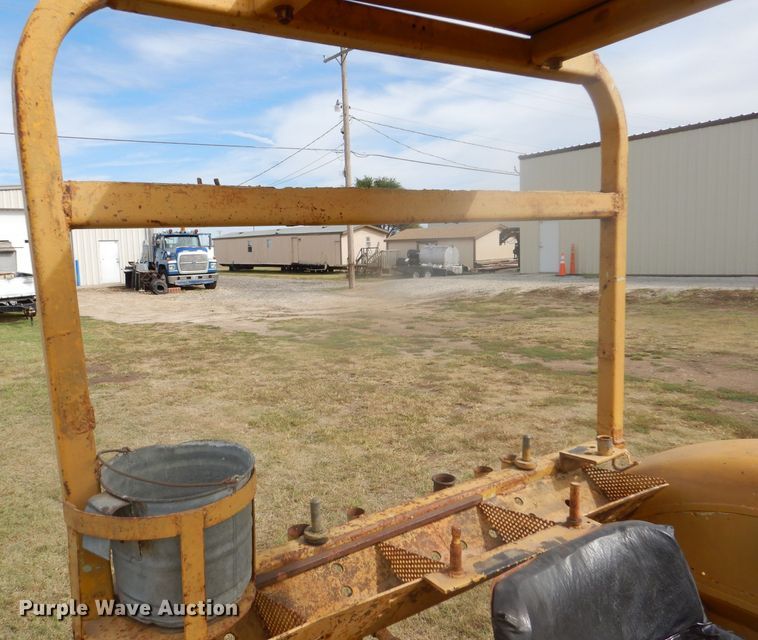 image for item DD4494 1967 International 2424 tractor