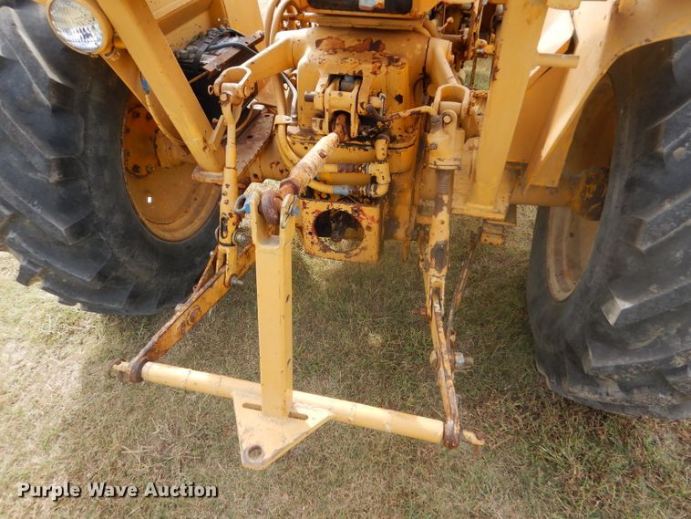 image for item DD4494 1967 International 2424 tractor