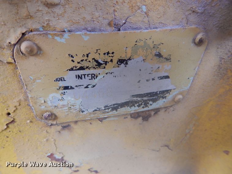 image for item DD4494 1967 International 2424 tractor