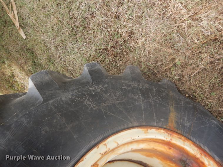 image for item DD4494 1967 International 2424 tractor