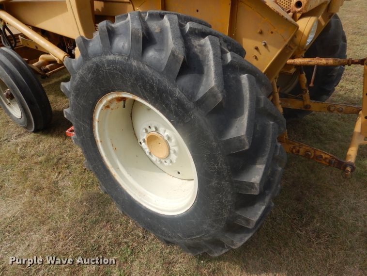 image for item DD4494 1967 International 2424 tractor