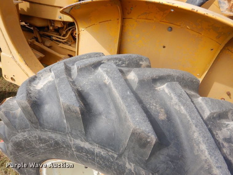 image for item DD4494 1967 International 2424 tractor