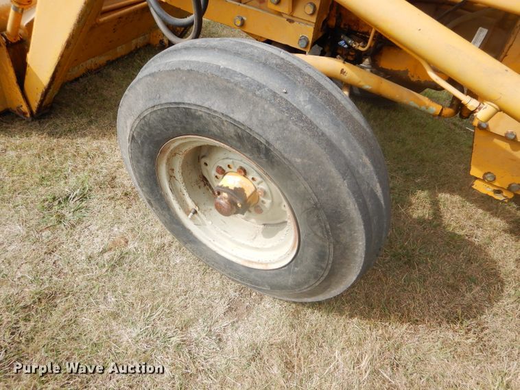 image for item DD4494 1967 International 2424 tractor