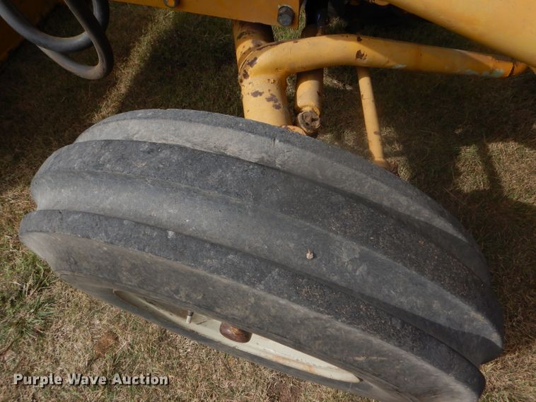 image for item DD4494 1967 International 2424 tractor