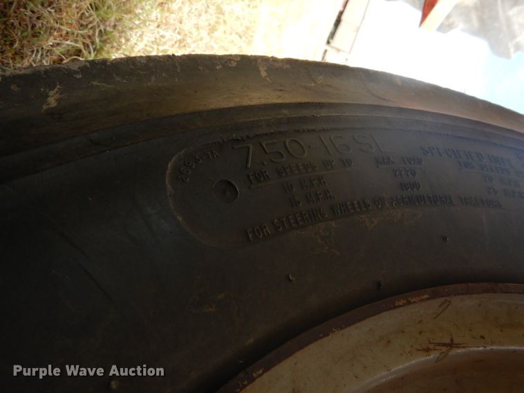 image for item DD4494 1967 International 2424 tractor