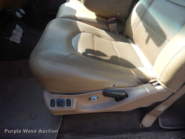 image for item DD4503 1999 Ford F350 Super Duty Crew Cab flatbed pickup truck