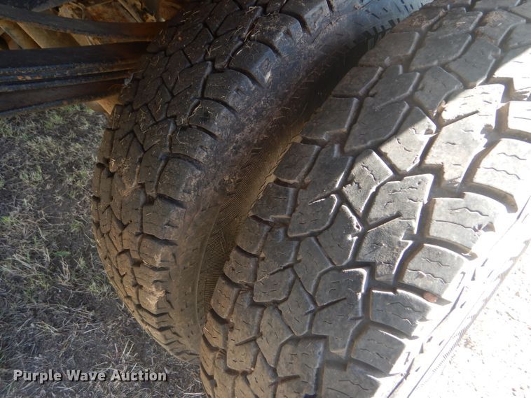 image for item DD4503 1999 Ford F350 Super Duty Crew Cab flatbed pickup truck