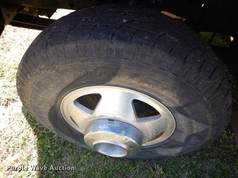 image for item DD4503 1999 Ford F350 Super Duty Crew Cab flatbed pickup truck