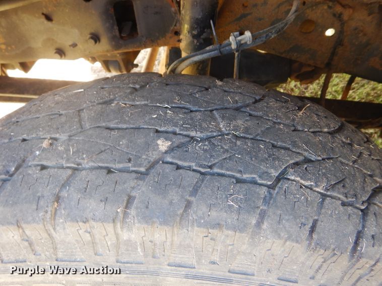 image for item DD4503 1999 Ford F350 Super Duty Crew Cab flatbed pickup truck