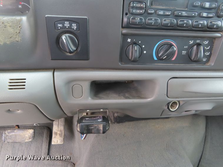 image for item DD6382 2003 Ford F250 Super Duty SuperCab pickup truck