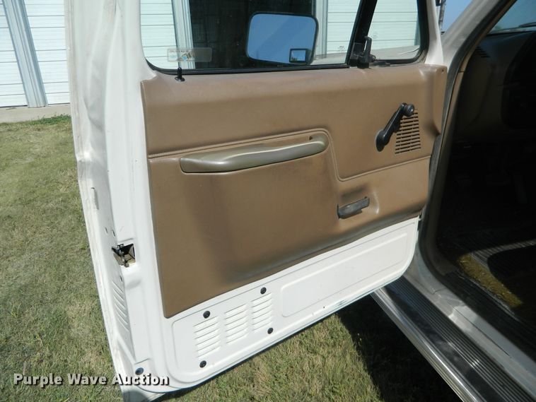 image for item DE4349 1988 Ford F250 pickup truck