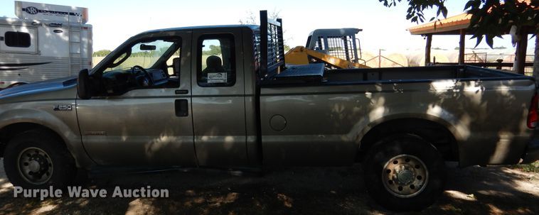 image for item DF2586 2004 Ford F250 Super Duty XLT SuperCab pickup truck