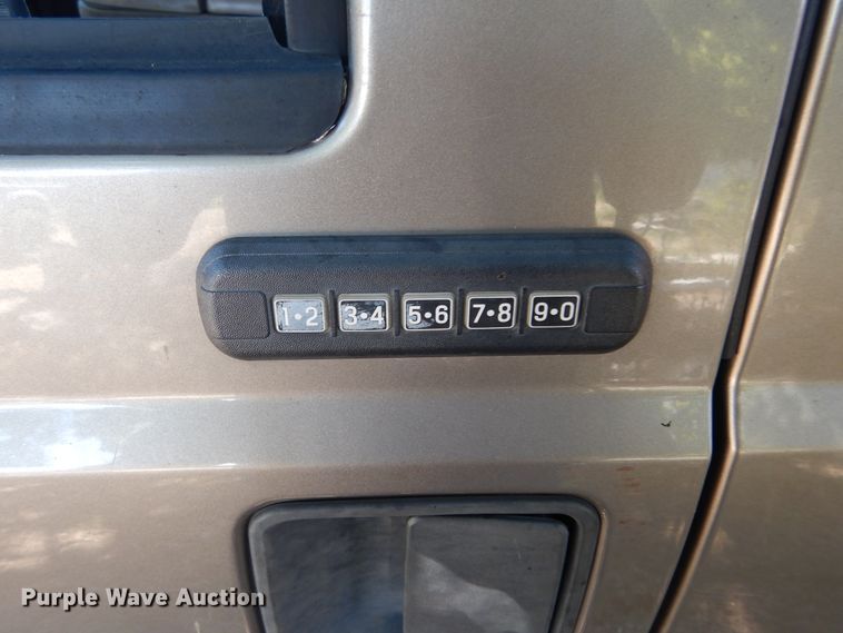 image for item DF2586 2004 Ford F250 Super Duty XLT SuperCab pickup truck