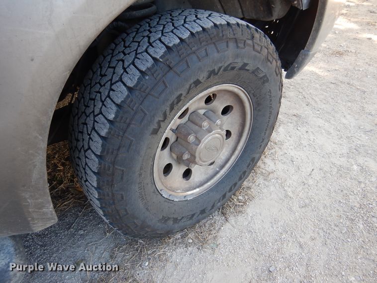 image for item DF2586 2004 Ford F250 Super Duty XLT SuperCab pickup truck