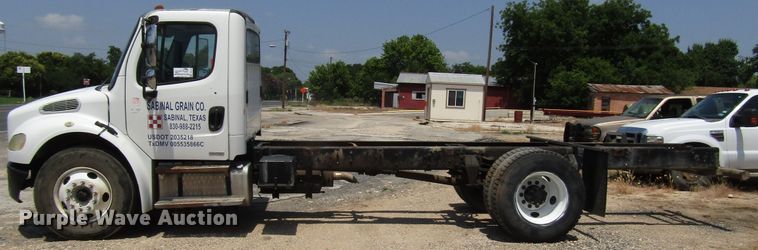 image for item DG1274 2007 Freightliner Business Class M2 truck cab and chassis