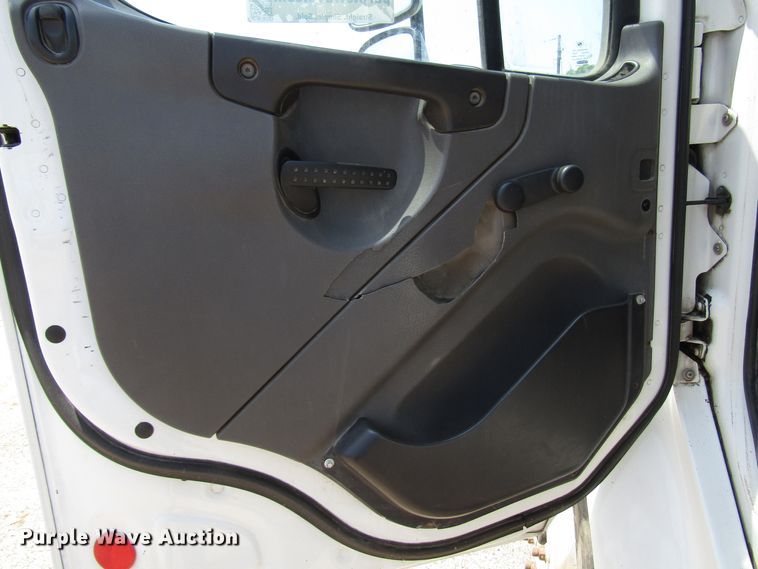 image for item DG1274 2007 Freightliner Business Class M2 truck cab and chassis