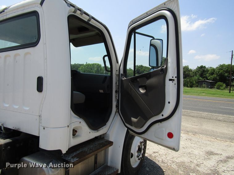 image for item DG1274 2007 Freightliner Business Class M2 truck cab and chassis