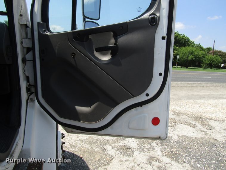 image for item DG1274 2007 Freightliner Business Class M2 truck cab and chassis