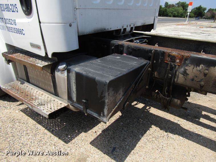image for item DG1274 2007 Freightliner Business Class M2 truck cab and chassis