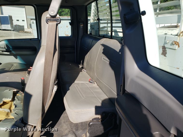 image for item DG7565 2002 Ford F250 Super Duty SuperCab utility bed pickup truck