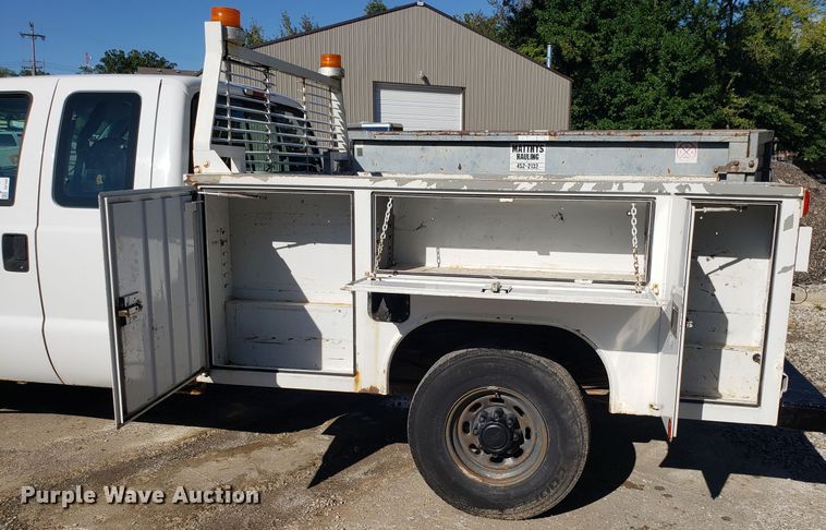 image for item DG7565 2002 Ford F250 Super Duty SuperCab utility bed pickup truck