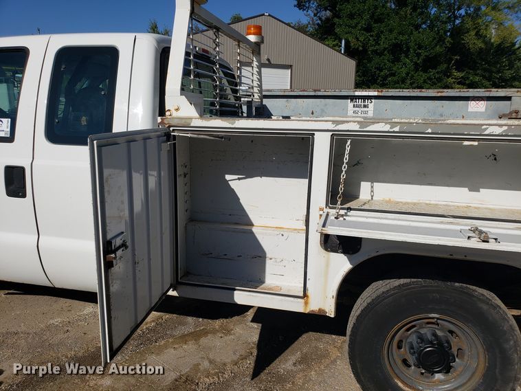 image for item DG7565 2002 Ford F250 Super Duty SuperCab utility bed pickup truck