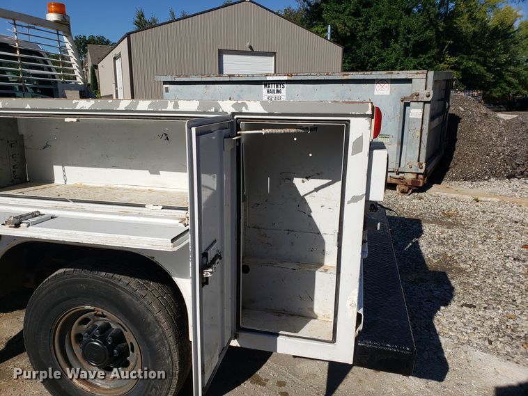 image for item DG7565 2002 Ford F250 Super Duty SuperCab utility bed pickup truck