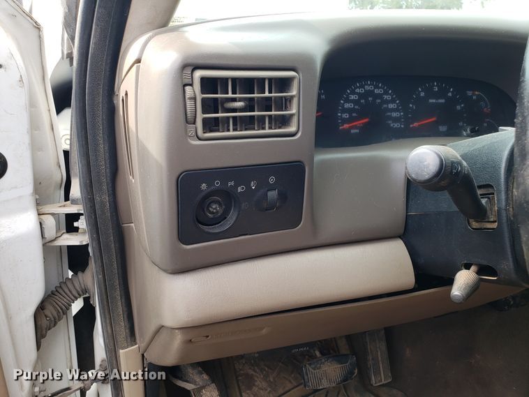 image for item DG7690 2002 Ford F250 Super Duty SuperCab pickup truck