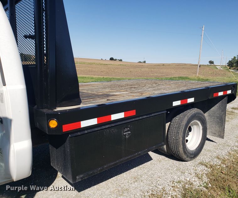 image for item DG8766 2001 Ford F350 Super Duty flatbed pickup truck