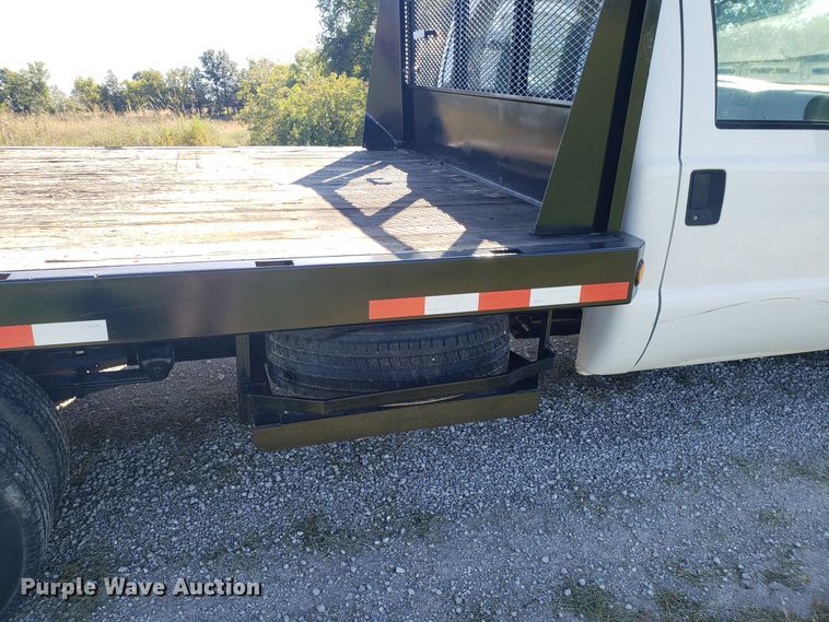 image for item DG8766 2001 Ford F350 Super Duty flatbed pickup truck