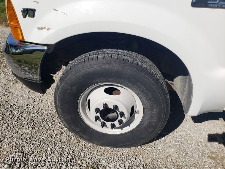 image for item DG8766 2001 Ford F350 Super Duty flatbed pickup truck