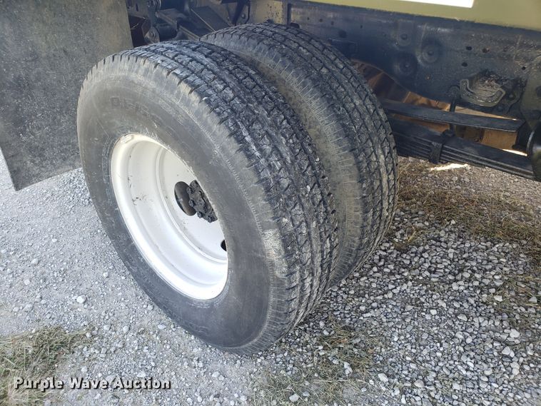 image for item DG8766 2001 Ford F350 Super Duty flatbed pickup truck