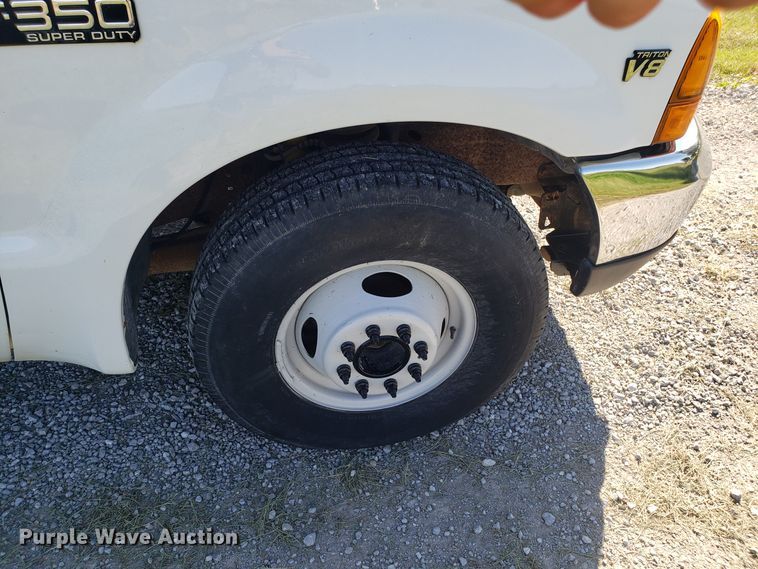 image for item DG8766 2001 Ford F350 Super Duty flatbed pickup truck