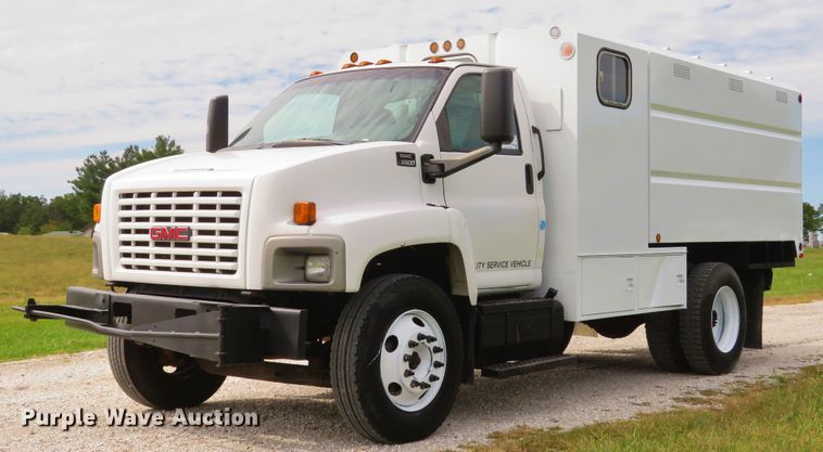 image for item DH1596 2005 GMC C6500 chipper truck