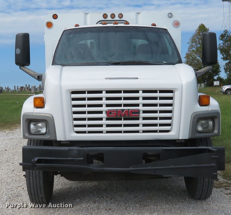 image for item DH1596 2005 GMC C6500 chipper truck
