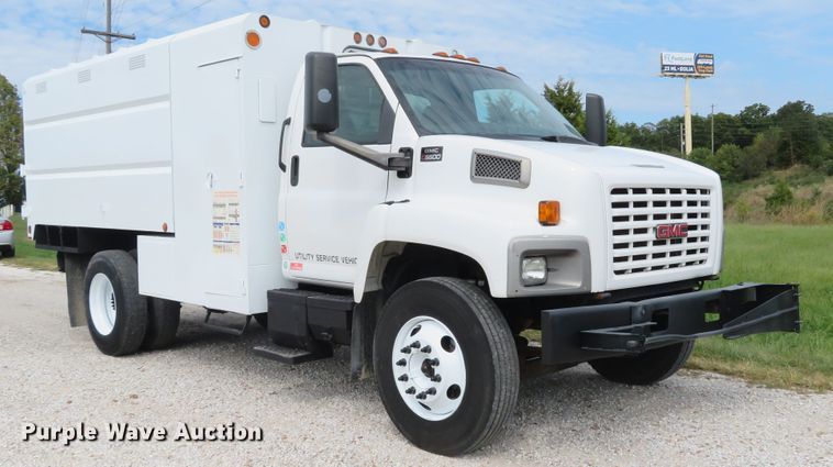 image for item DH1596 2005 GMC C6500 chipper truck