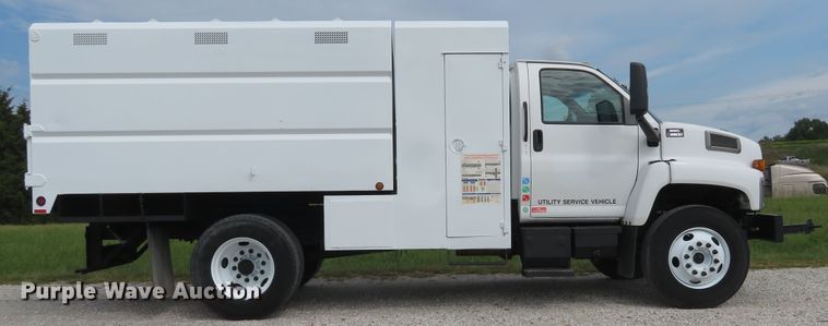 image for item DH1596 2005 GMC C6500 chipper truck