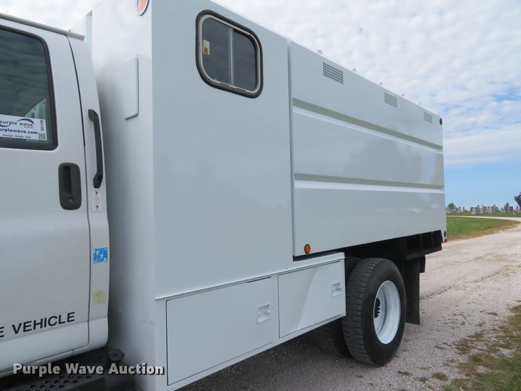 image for item DH1596 2005 GMC C6500 chipper truck